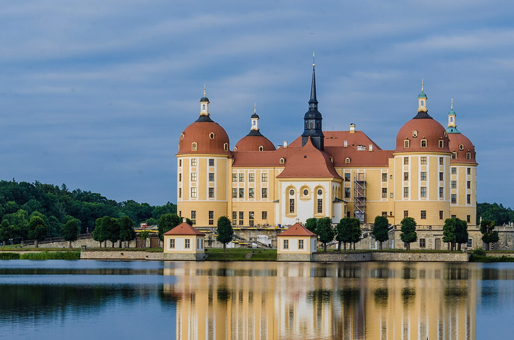 Château de Moritzburg et ses tours rondes se reflétant dans le lac