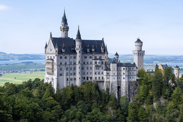 Kasteel Neuschwanstein boven een groen bos