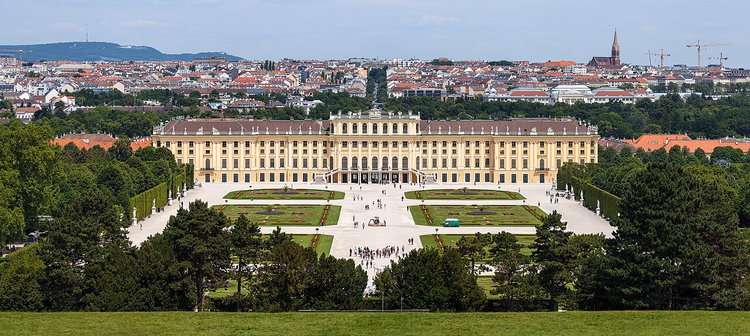 Schloss Schönbrunn und Parterre vom Hügel aus gesehen