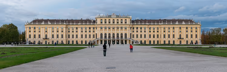 Fasaden til Schönbrunn slott i Wien sett fra hovedgården