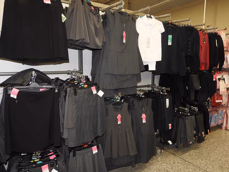 Школьная форма на вешалках в магазине ASDA
