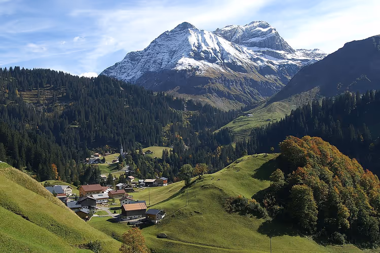 Landsbyen Schröcken i Alpene med snødekte fjell i bakgrunnen