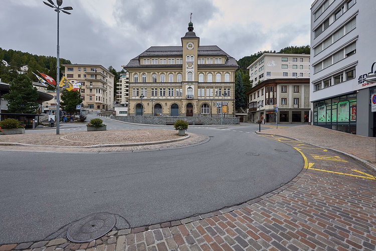 Straße in St. Moritz mit einem historischen Schulhaus