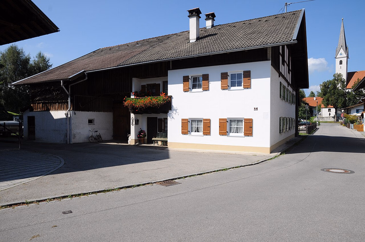 Beiers huis aan een straat in Schwangau