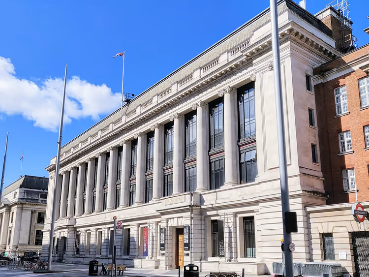 Fasaden til Science Museum med søyler i London