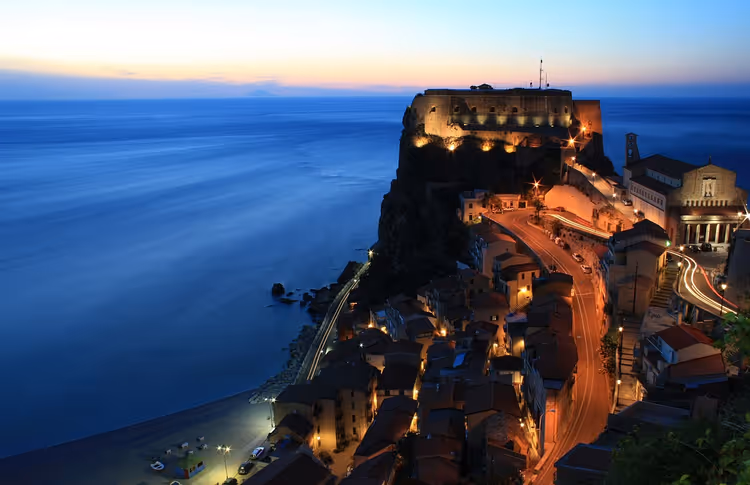 Kasteel Ruffo op een rots bij nacht in Scilla