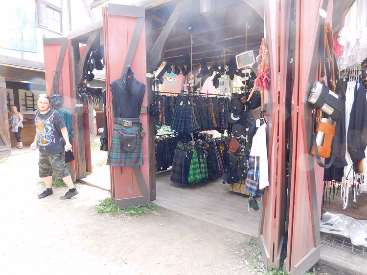 Askılarda ekose kiltlerin sergilendiği dükkân