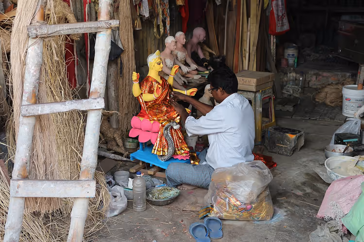 Ambachtsman aan het werk aan een kleibeeld in Kumartuli