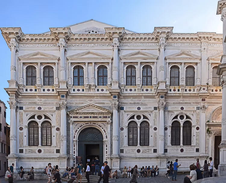 Fasaden til Scuola Grande di San Rocco i Venezia