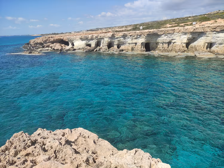 Zeegrotten bij Kaap Greco, Cyprus