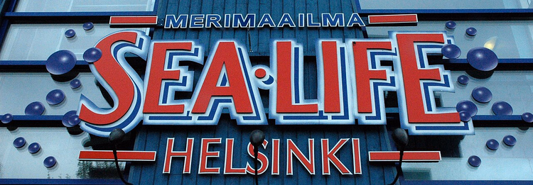 Sea Life Helsinki-skilt på bygningens fasade
