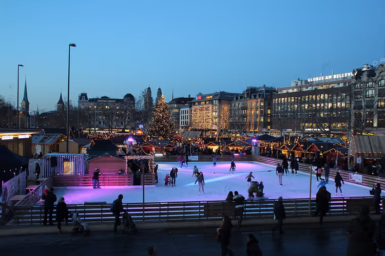 Wintereisbahn und Weihnachtsmarkt auf dem Platz