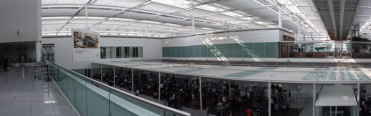 Panoramisch uitzicht op een securitycontrole op de luchthaven