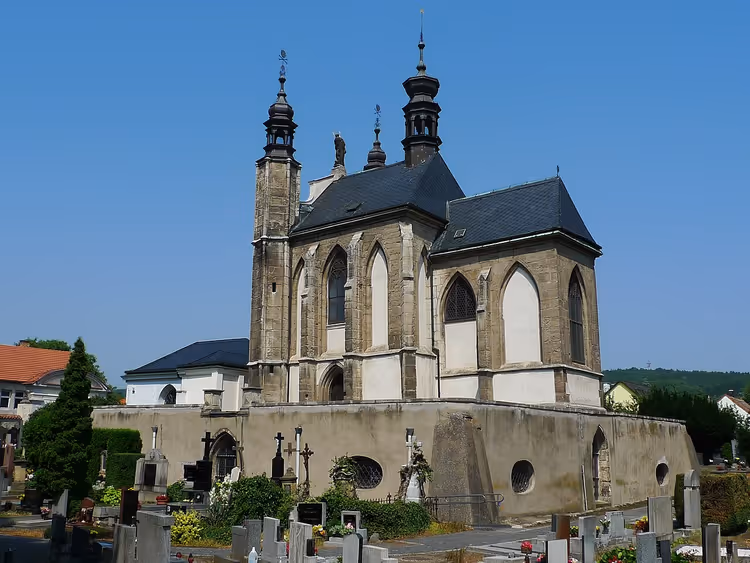 Mezarlıktaki kuleli Gotik kilise