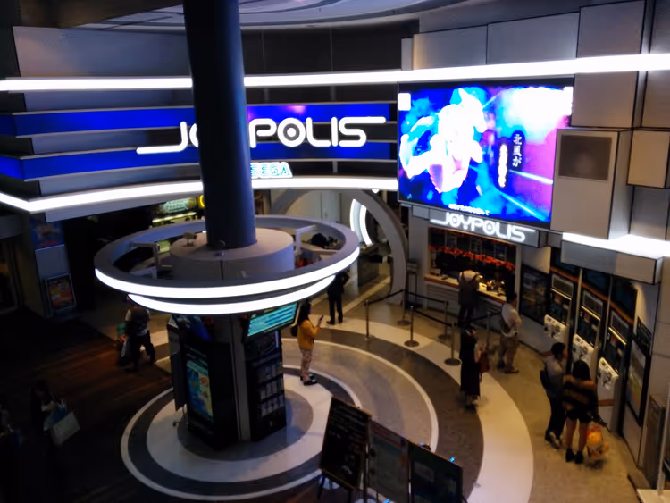 Tabelası ve video ekranıyla Joypolis iç mekânı