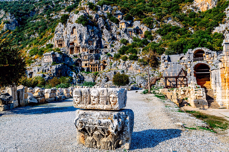 Máscaras de pedra e túmulos rupestres da antiga Myra