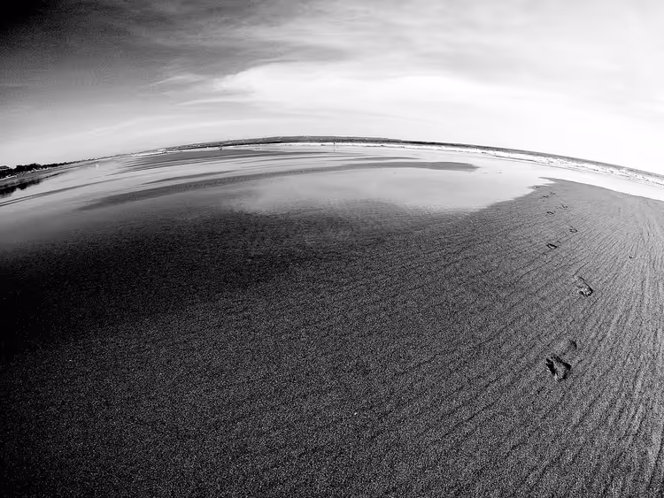 Fußspuren am breiten Sandstrand von Seminyak