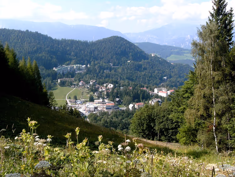 Blick auf den Semmering zwischen bewaldeten Bergen