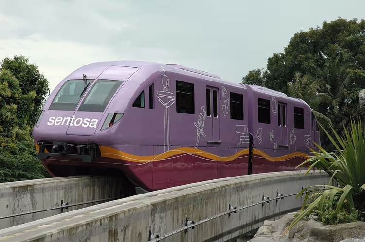 Lila Sentosa-Express-Monorail-Zug auf einer Hochbahnstrecke