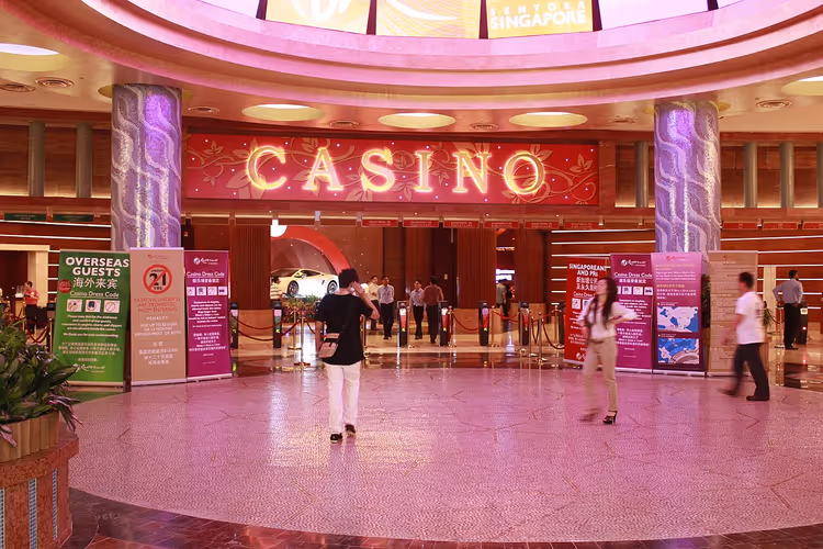 Вход в казино Resorts World Sentosa с вывеской CASINO