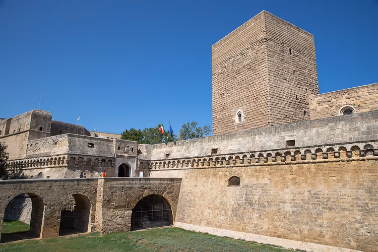 Steinborg med firkantet tårn og buebro
