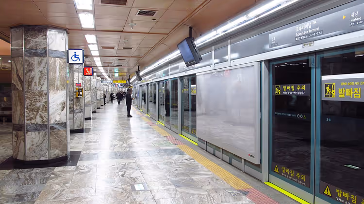 Plattformen på Express Bus Terminal stasjon i Seoul
