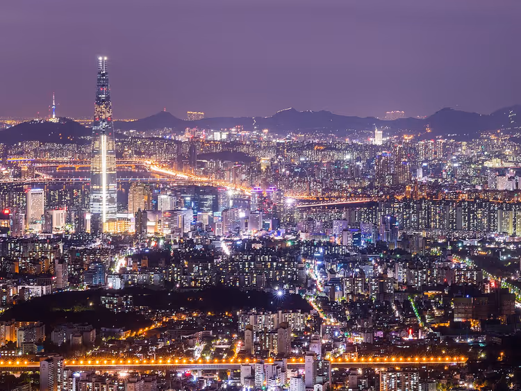 Nattpanorama av Seoul med Lotte World Tower
