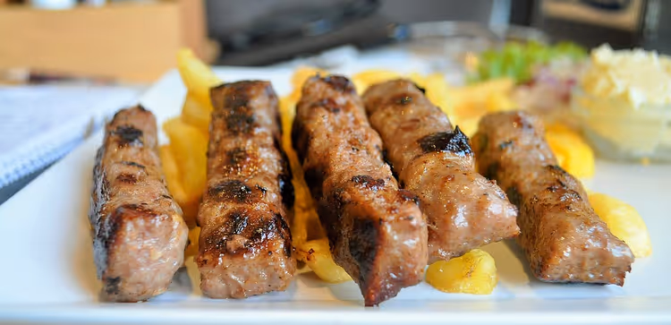 Ćevapi mit Zwiebeln in einem kroatischen Restaurant