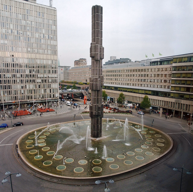 Glazen obelisk en fontein op het Sergels torg