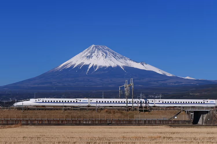 Tokaido-Shinkansen an einem Bahnhof