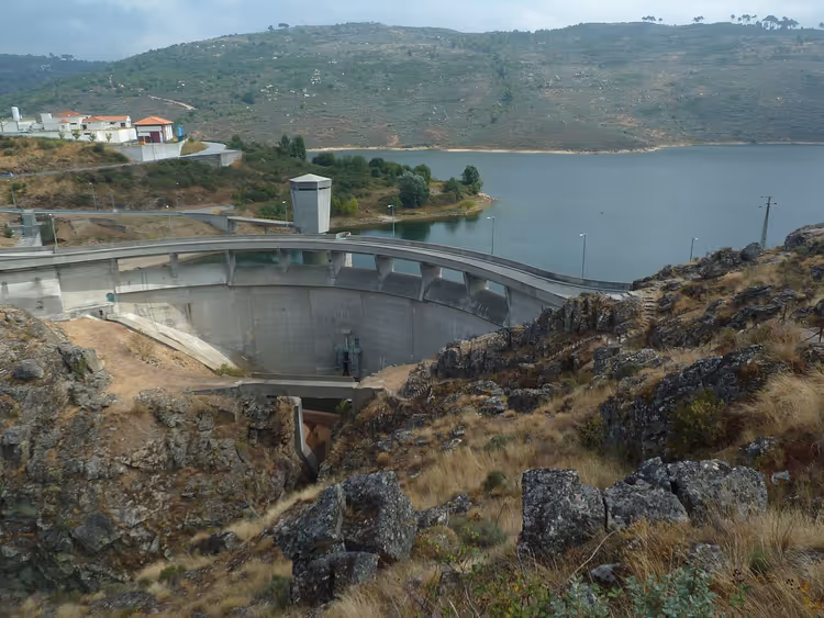 Boogdam en stuwmeer van Caldeirão in de Serra da Estrela