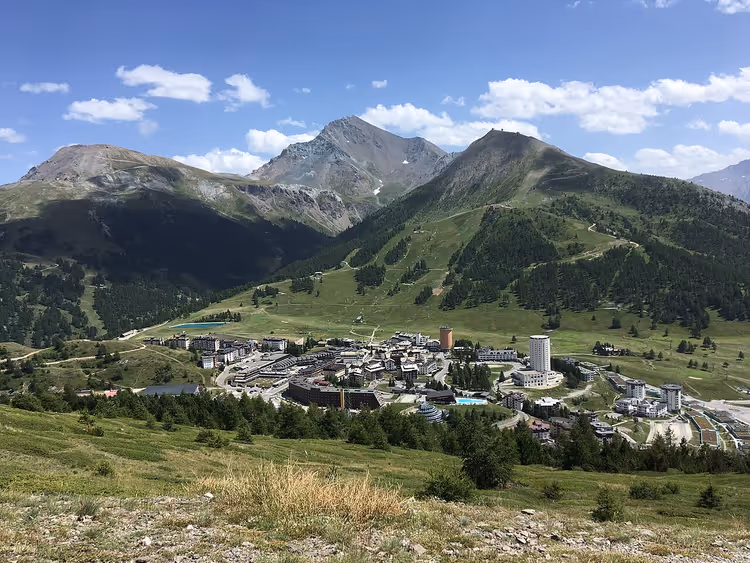 Панорама горного курорта Сестриере летом
