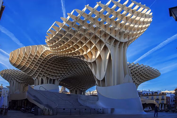 Trelignende soppformede baldakiner på Metropol Parasol i Sevilla