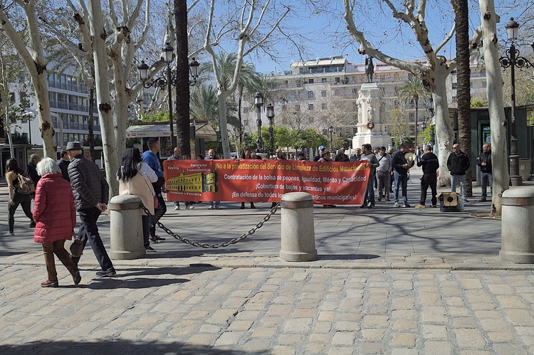 Plaza Nueva i Sevilla med et monument