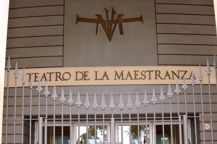 Tabelası ve çitiyle Maestranza Tiyatrosu'nun cephesi