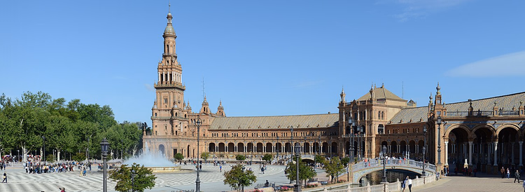 Plaza de España in Sevilla mit Turm und Brunnen