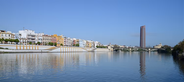 Guadalquivir nehri kıyısı ve kulesiyle Sevilla