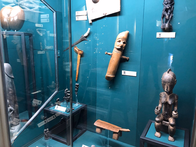 Vitrine met houten beeldjes in het Sexmuseum Amsterdam