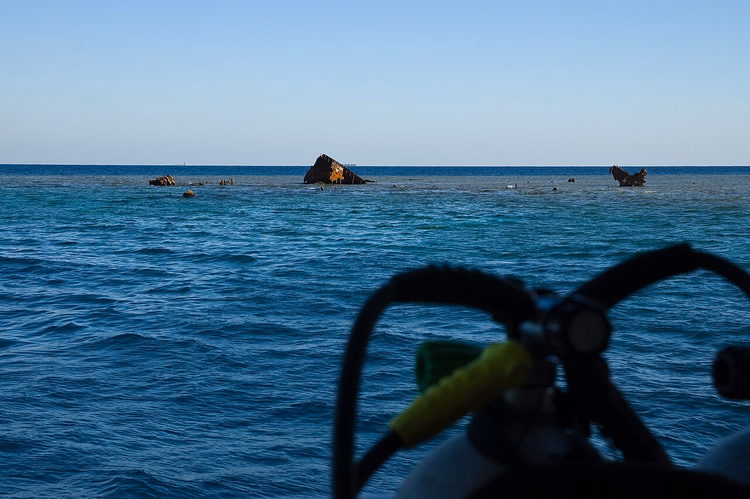 Vrakrester av sunkne skip over Abu Nuhas Reef