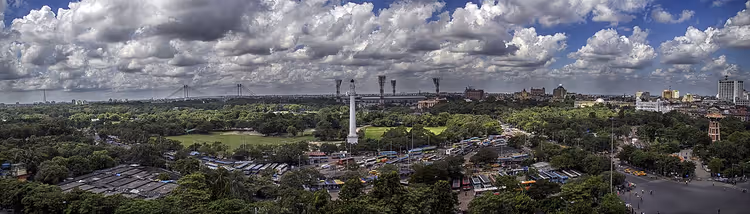 Beyaz Shahid Minar sütunuyla Kolkata silüeti
