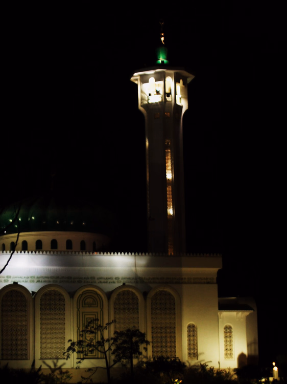 Sharm El Sheikh'de geceleyin ışıklandırılmış cami minaresi