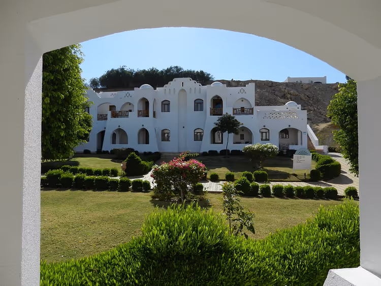 kubbeli ve bahçeli beyaz otel binası