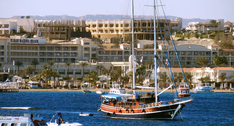 Sharm El Sheikhin rantakatu veneitä ja hotelli