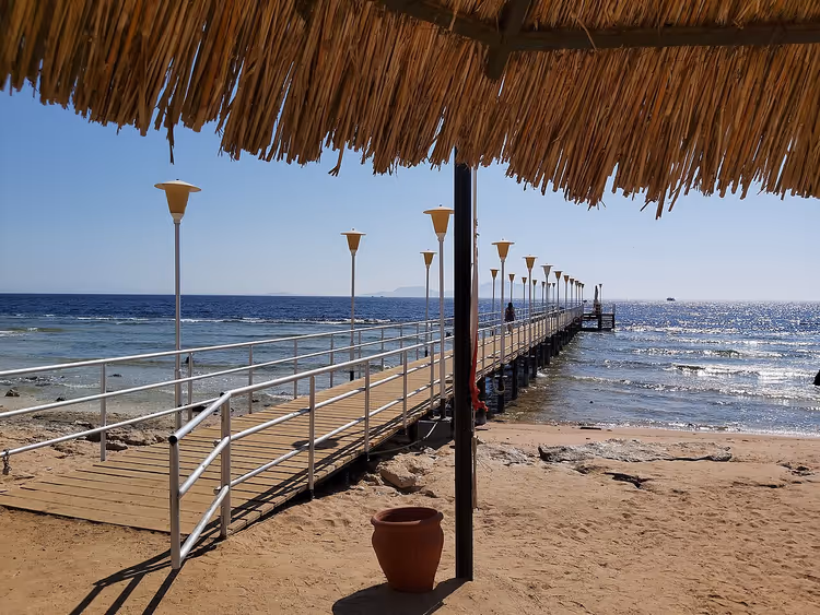 Пирс с фонарями у пляжа на Красном море