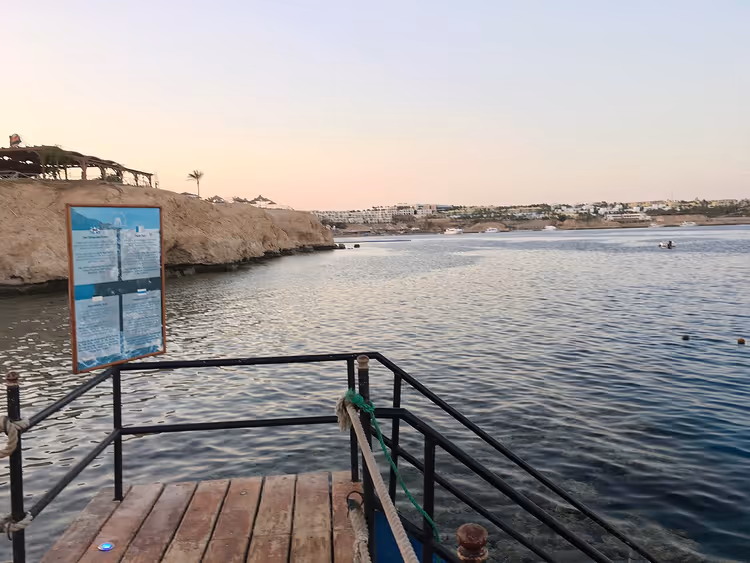 Şarm El Şeyh'te deniz kenarında tabelalı ahşap iskele