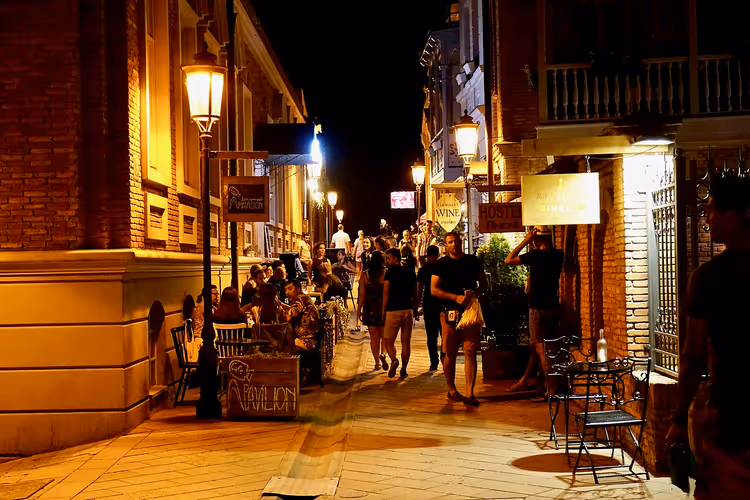 Schawteli-Straße bei Nacht mit flanierenden Menschen