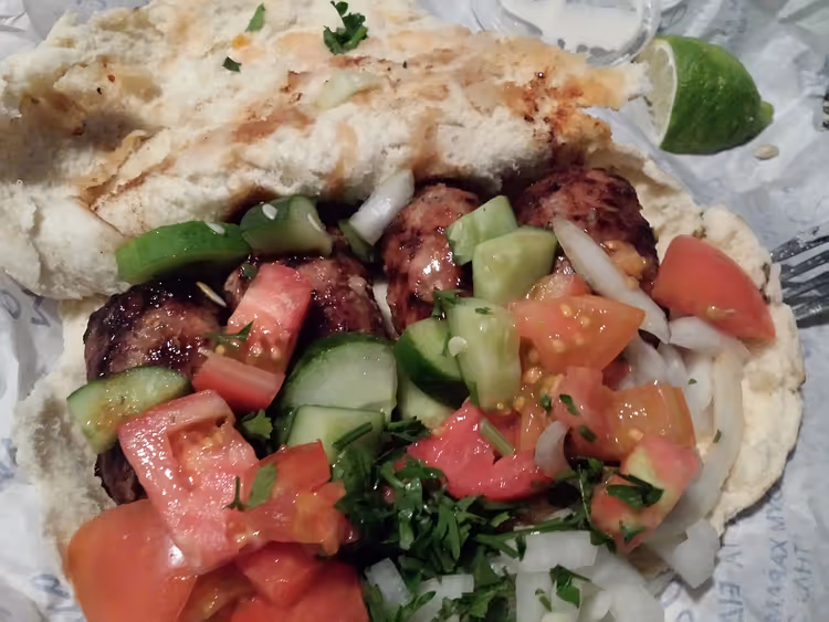 Sheftalia in Pita mit Gemüse und Kräutern