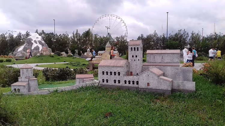 Shekvetili'de bina maketleriyle minyatür park