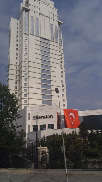 Белая высотка отеля Sheraton с турецким флагом