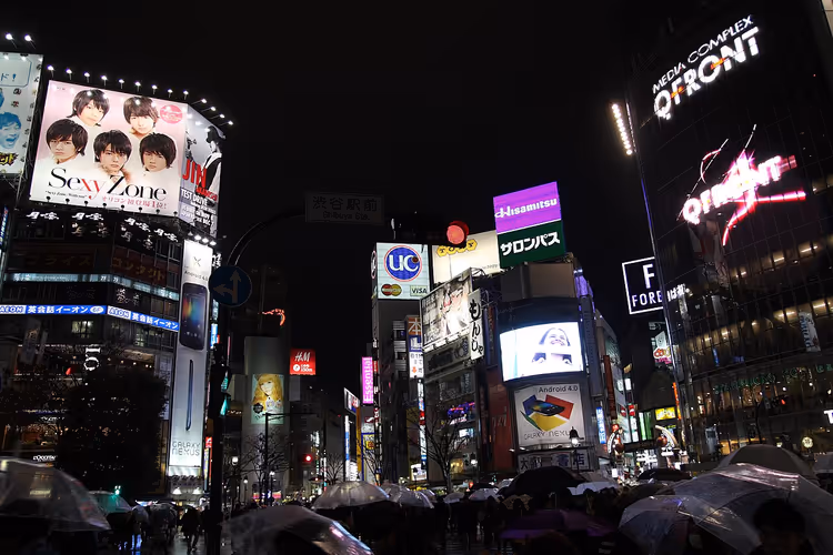 Tokyo'daki Shibuya Kavşağı